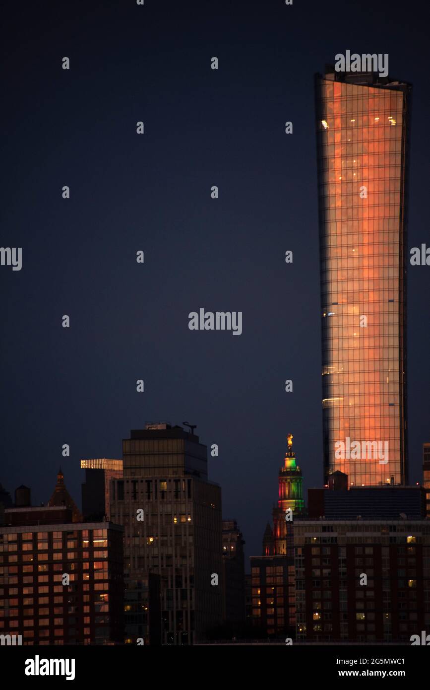 NYC-Gebäude bei Sonnenuntergang. Stockfoto