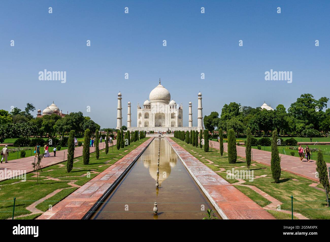 Taj Mahal Vorderansicht mit Yamuna River, Agra, Uttar Pradesh, Indien. UNESCO-Weltkulturerbe. Sieben Wunder der Welt Taj Mahal Stockfoto