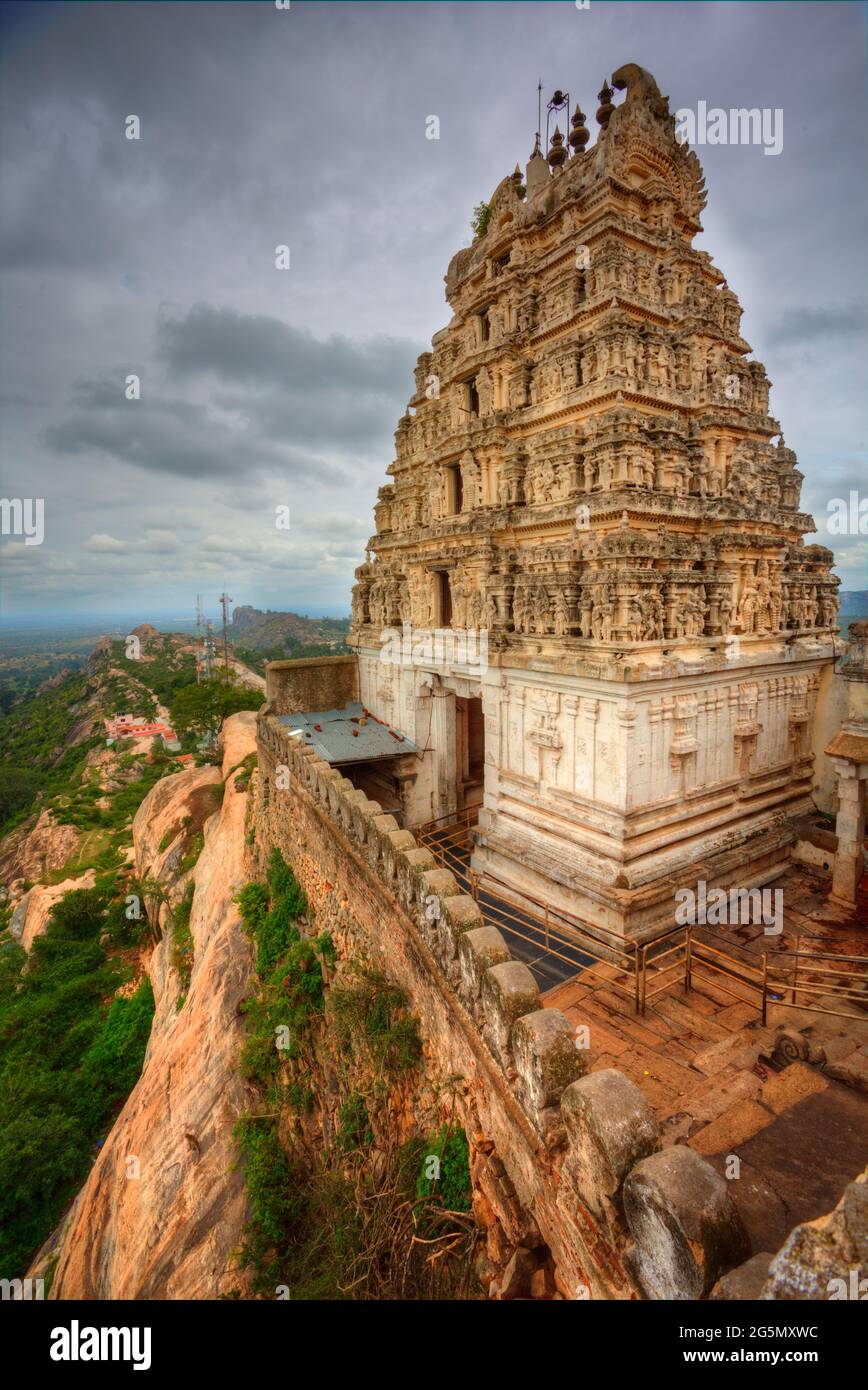 Hill Top 14. Jahrhundert alten südindischen Stil Tempel 700 Jahre alten Tempel Gopuram oder vimana. Asiatischer, hinduistischer religiöser Ort. Stockfoto
