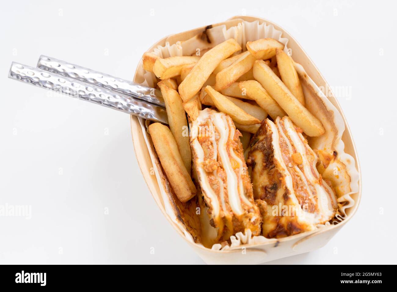 Lasagne und Späne in einem Holzbehälter mit Gabel und Messer Stockfoto