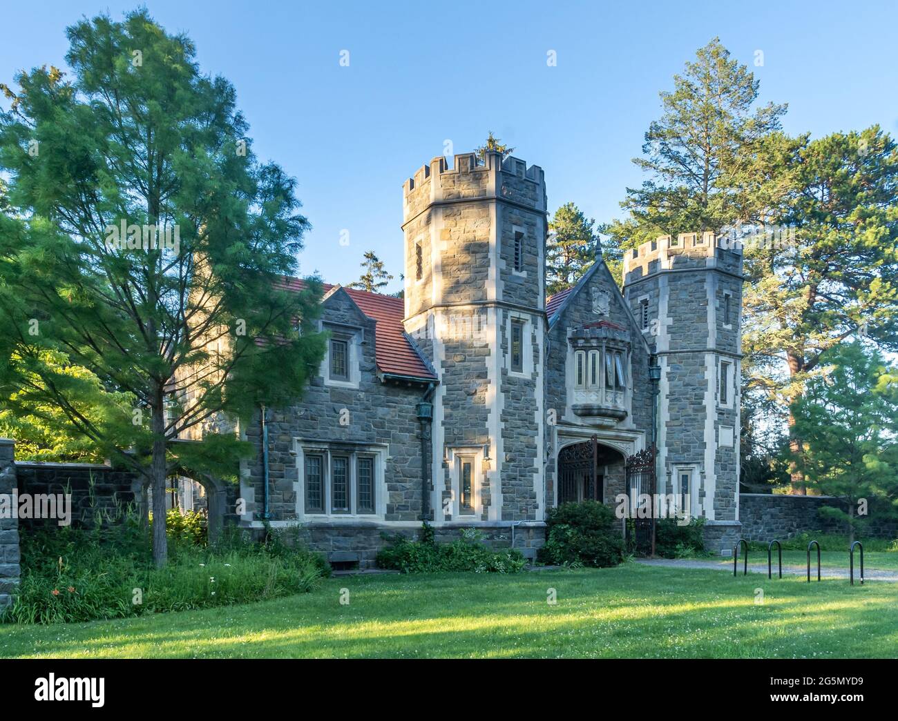 Annandale-on-Hudson, NY - USA - 24. Juni 2021: Horizontale Ansicht des ward Manor Gatehouse, Teil des Bard College Stockfoto