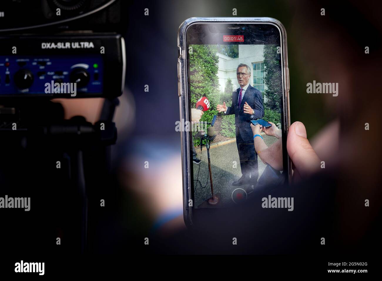 Der Generalsekretär der NATO, Jens Stoltenberg, nimmt nach seinem Treffen mit Präsident Joe Biden am Montag, den 7. Juni 2021, im Weißen Haus an der Presse Teil. (Offizielles Foto des Weißen Hauses von Carlos Fyfe) Stockfoto