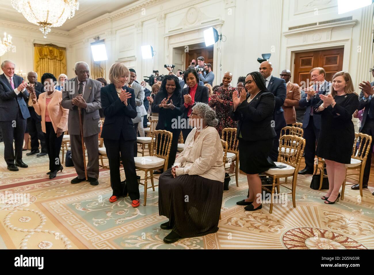 Opal Lee wird als Präsident Joe Biden anerkannt, zusammen mit Vizepräsident Kamala Harris, hält Bemerkungen beim Gesetz zum Tag der Unabhängigkeit vom 17. Juni 2021, das am Donnerstag, dem. Juni, im Ostsaal des Weißen Hauses unterzeichnet wurde. (Offizielles Foto des Weißen Hauses von Chandler West) Stockfoto