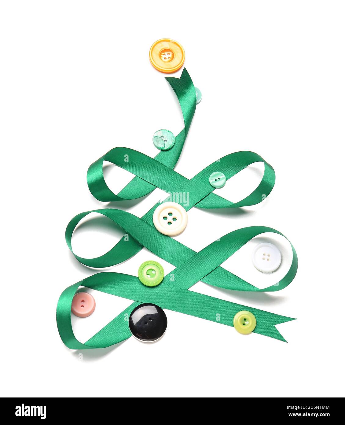 Schöner Weihnachtsbaum aus grünem Band und Knöpfen auf weißem Hintergrund Stockfoto