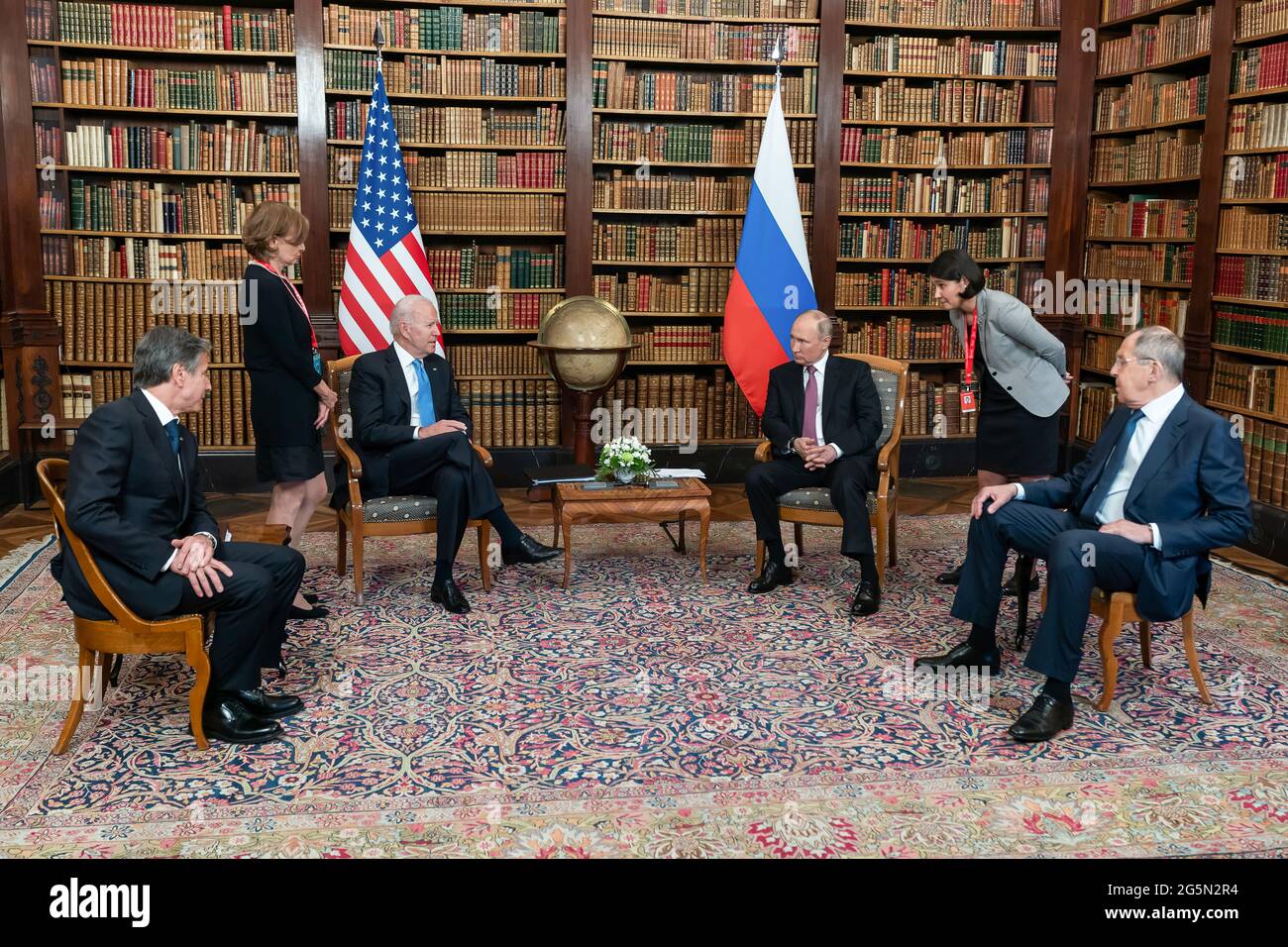 Präsident Joe Biden und der russische Präsident Wladimir Putin nehmen am Mittwoch, dem 16. Juni 2021, in der Villa La Grange in Genf an einer Tete-a-tete Teil. (Offizielles Foto des Weißen Hauses von Adam Schultz) Stockfoto