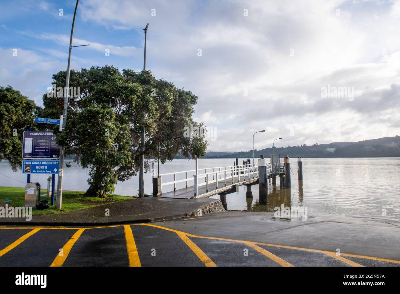 Warten auf die Ankunft der Fähre am Hafen von Rawene, um ein Fahrzeug über die Bucht zur Nordseite zu transportieren. Nordinsel, Neuseeland Stockfoto
