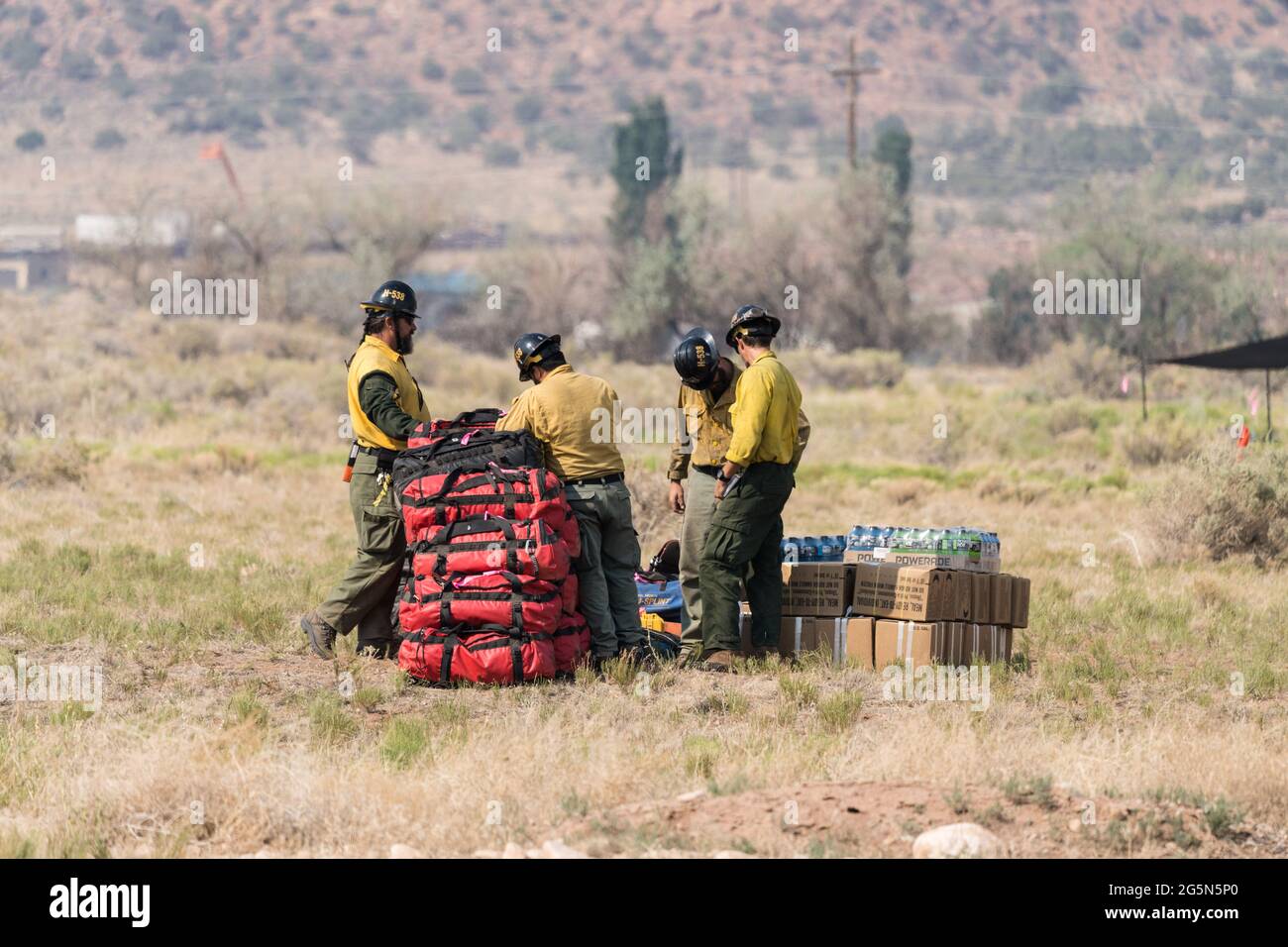 Eine Crew stapelt Vorräte und Flüssigkeitszufuhr für den Hubschrauber in die Feuerwehr, die einen Waldbrand in den La Sal Mountains in Utah bekämpft. Stockfoto