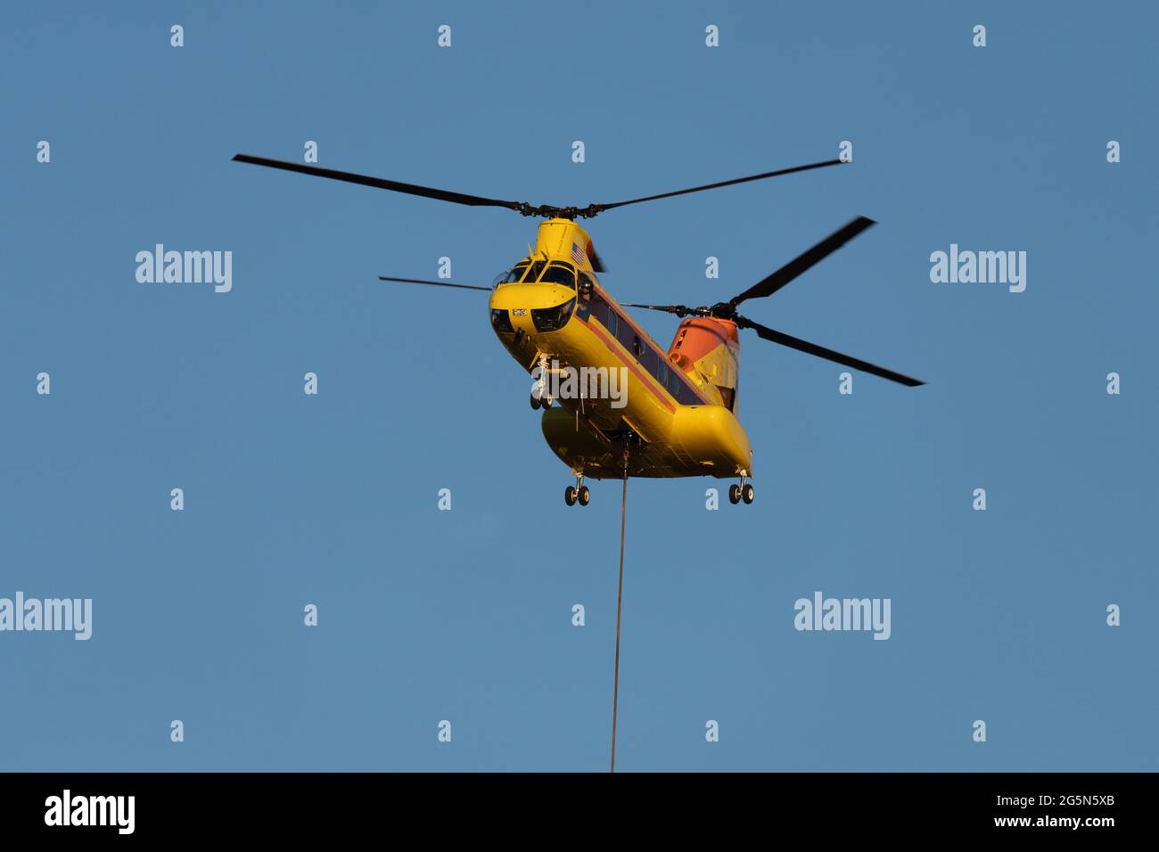 Eine Boeing CH-46E Sea Knight Hubschrauber konfiguriert für die Brandbekämpfung bei einem Waldbrand in Utah. Stockfoto