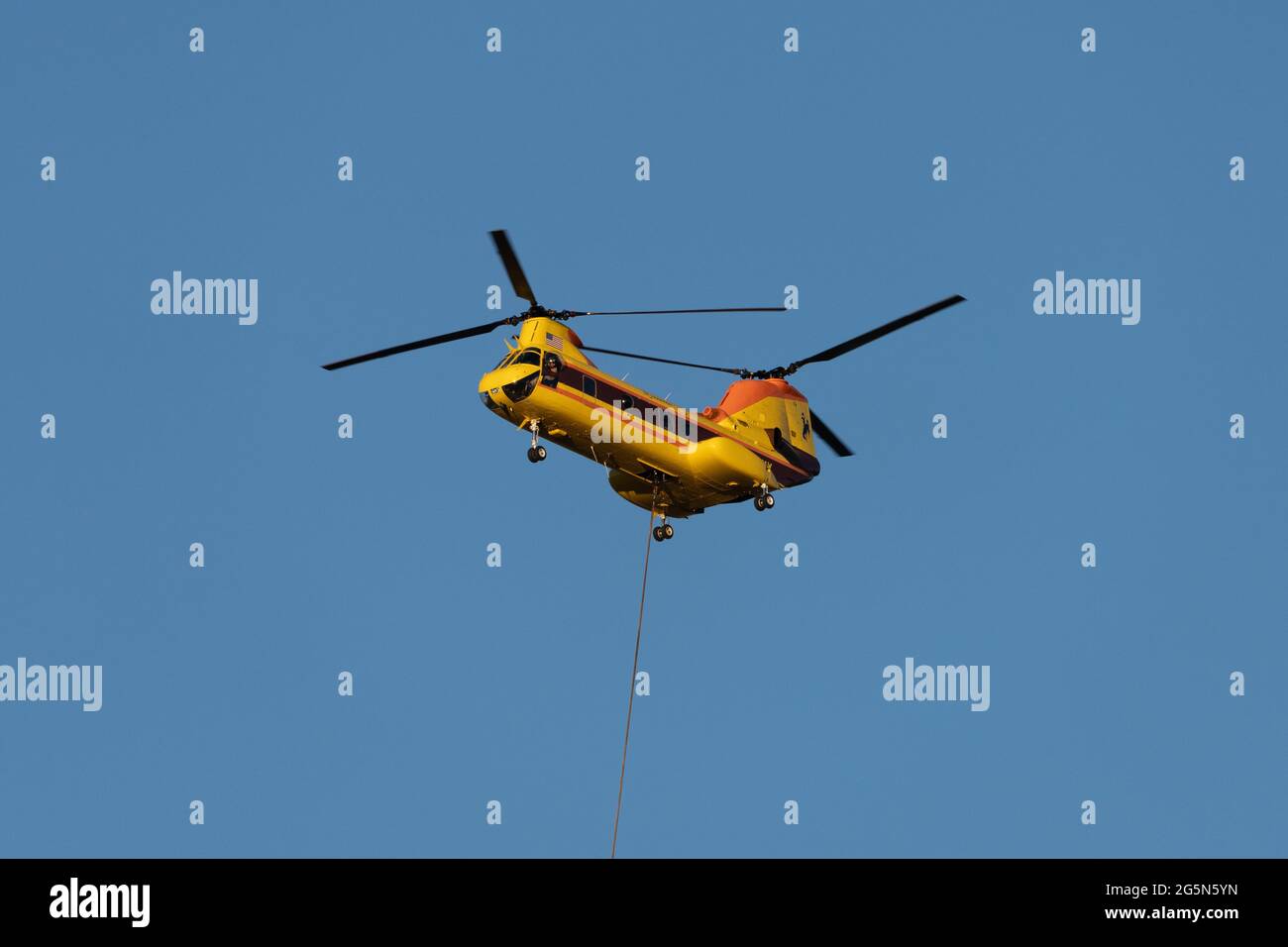 Eine Boeing CH-46E Sea Knight Hubschrauber konfiguriert für die Brandbekämpfung bei einem Waldbrand in Utah. Stockfoto