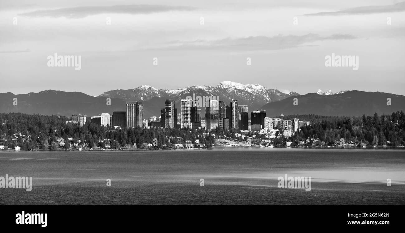 Die Uferpromenade entlang des Lake Washington in der Nähe von Bellevue Washington Cascade Mountain Hintergrund Stockfoto