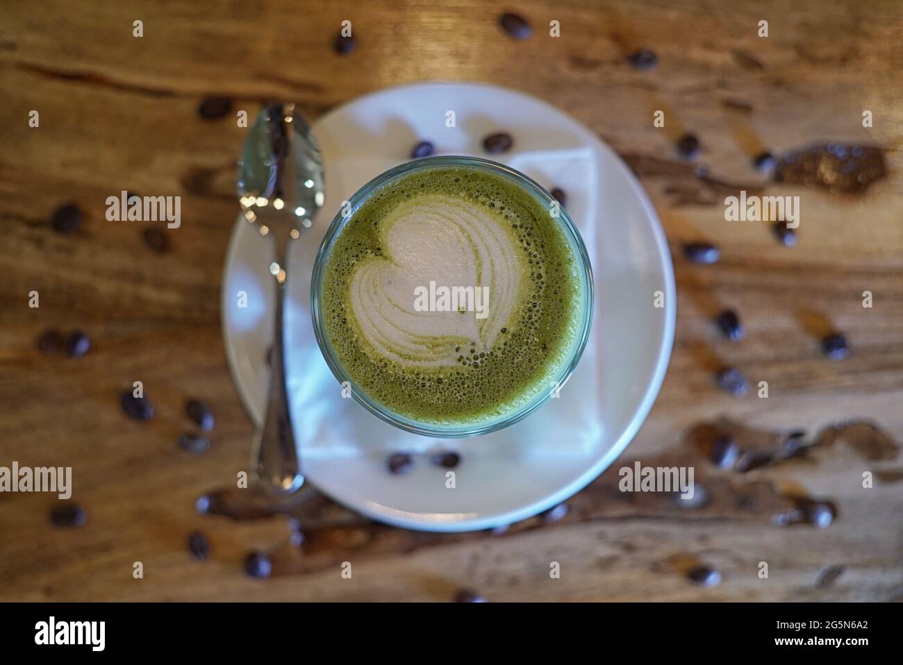 Schönes Muster von heißem Kaffee Latte Art. Heißer Kaffee, Latte Art, Milchschaum zeichnen sich auf Kaffee Stockfoto