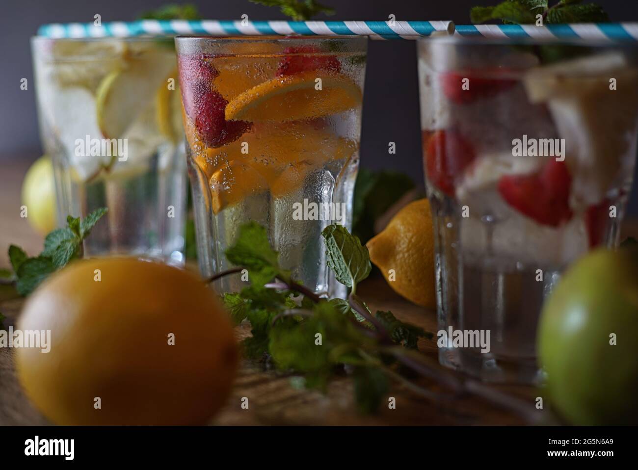 Gin Tonic Longdrink als klassischer Cocktail in verschiedenen Formen mit Garnitur in einzelnen Gläsern Stockfoto