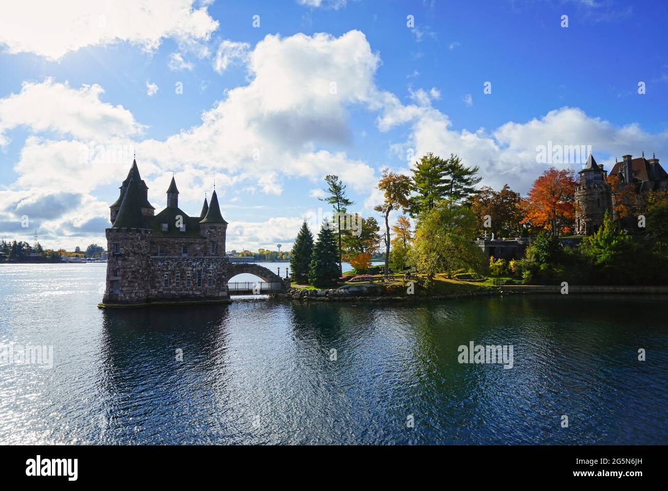 Historisches Boldt Castle auf Heart Island. Baum, Blätter, Fluss, blauer Himmel.Herbst auf den Thousand Islands am St. Lawrence River. New York State, 2016. Stockfoto