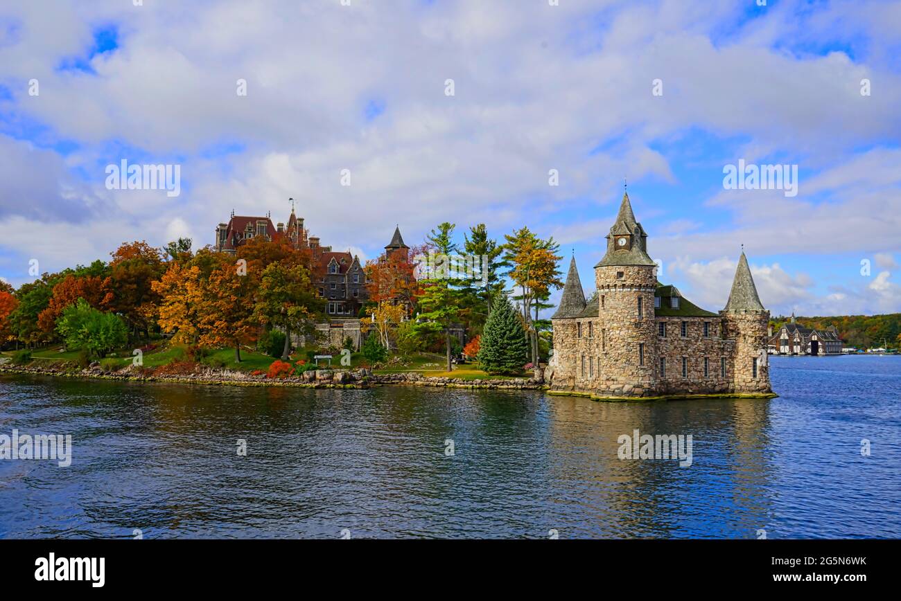 Historisches Boldt Castle auf Heart Island. Baum, Blätter, Fluss, blauer Himmel.Herbst auf den Thousand Islands am St. Lawrence River. New York State, 2016. Stockfoto