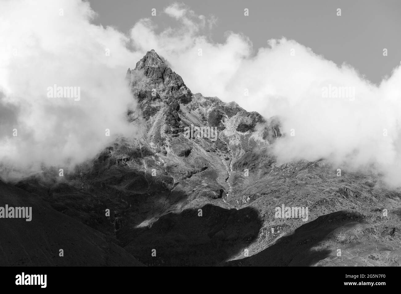 Cotacachi vulkanischer Gipfel in schwarz und weiß, Otavalo, Ecuador. Stockfoto