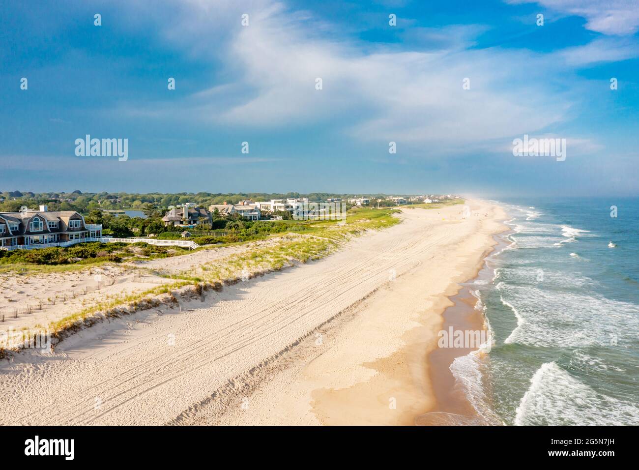 Luftaufnahme von Cooper's Beach und den Häusern am Meer entlang der Meadow Lane, Milliardär Lane, in Southampton, NY Stockfoto