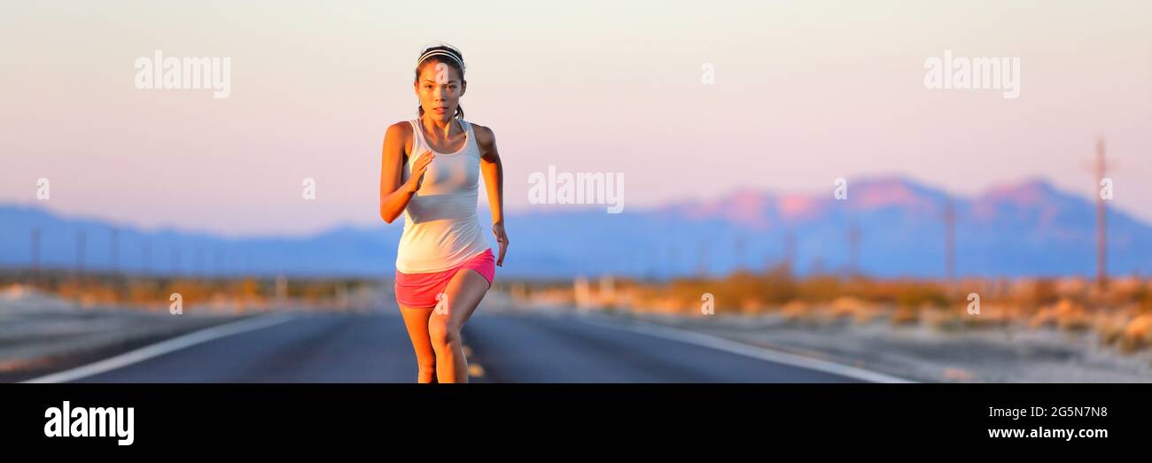 Athlet läuft auf der Wüstenstraße bei Sonnenuntergang und arbeitet Stockfoto