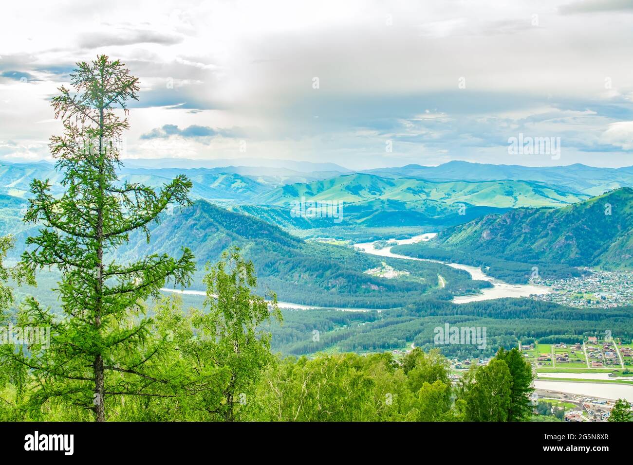 Blick von einem hohen Berg auf die Landschaft des Tales mit einem gewundenen Fluss Stockfoto