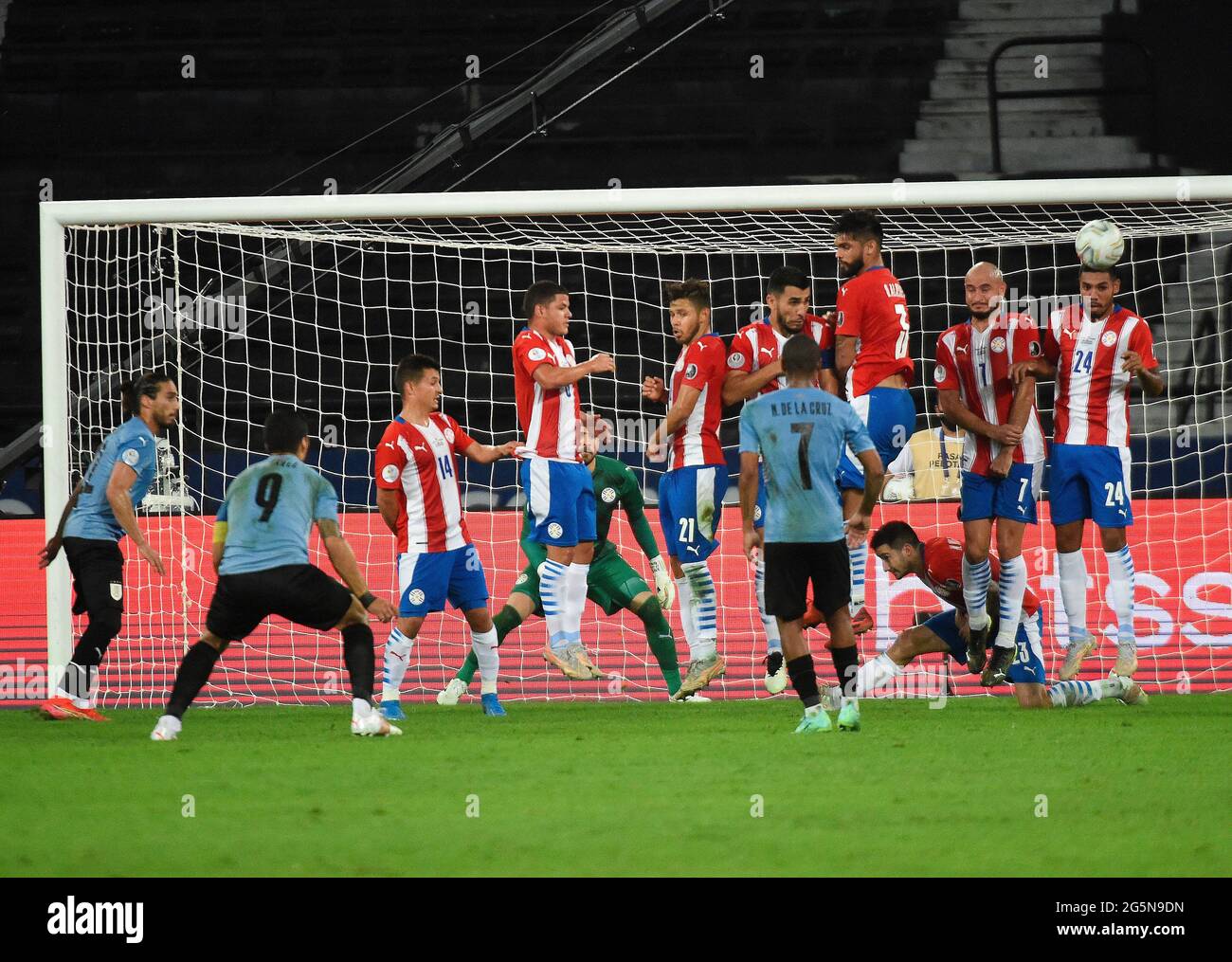 Uruguays Luis Suarez ist bei einem Fußballspiel der Copa America gegen Paraguay im Nilton Santos-Stadion in Rio de Janeiro, Brasilien, gedeutet 28. Juni 2021 Stockfoto