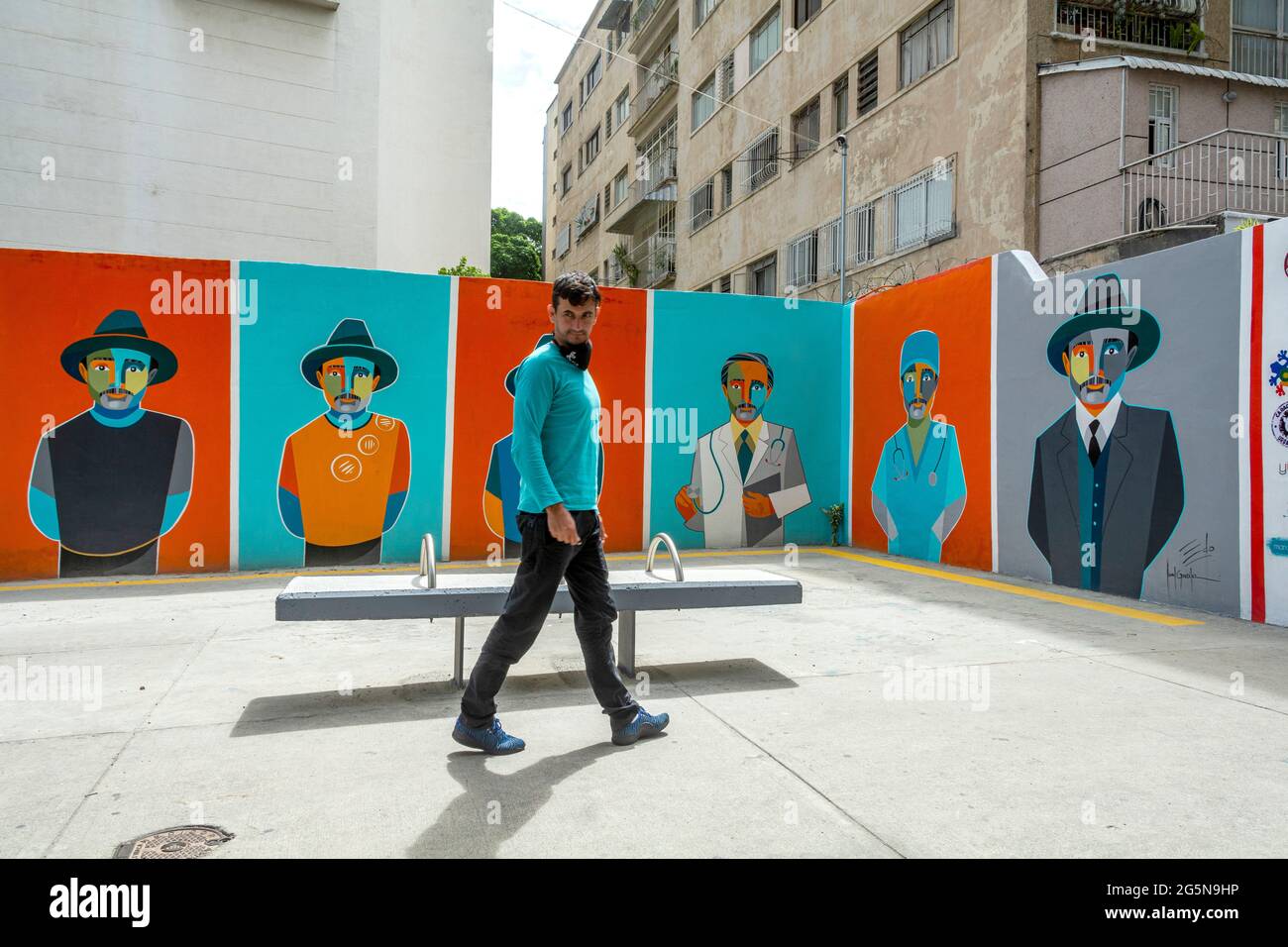 Replik des Wandbildes 'A Blessed in Wynwood', angefertigt von Eduardo Sanabria (Edo), das 6 Facetten von Jose Gregorio Hernandez illustriert: Ikone, Arzt, Chirurg, Stockfoto