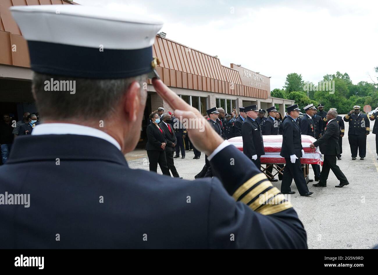 St. Louis, Usa. Juni 2021. Dennis Jenkerson, Feuerwehrchef von St. Louis, begrüßt die Schatulle des St. Louis Feuerwehrmpers Rodney Heard, Sr., während eines Gedenkgottesdienstes in St. Louis am Montag, dem 28. Juni 2021. Heard, Sr., starb am 15. Juni 2021 im Dienstbetrieb an Komplikationen aufgrund von COVID-19. Foto von Bill Greenblatt/UPI Credit: UPI/Alamy Live News Stockfoto