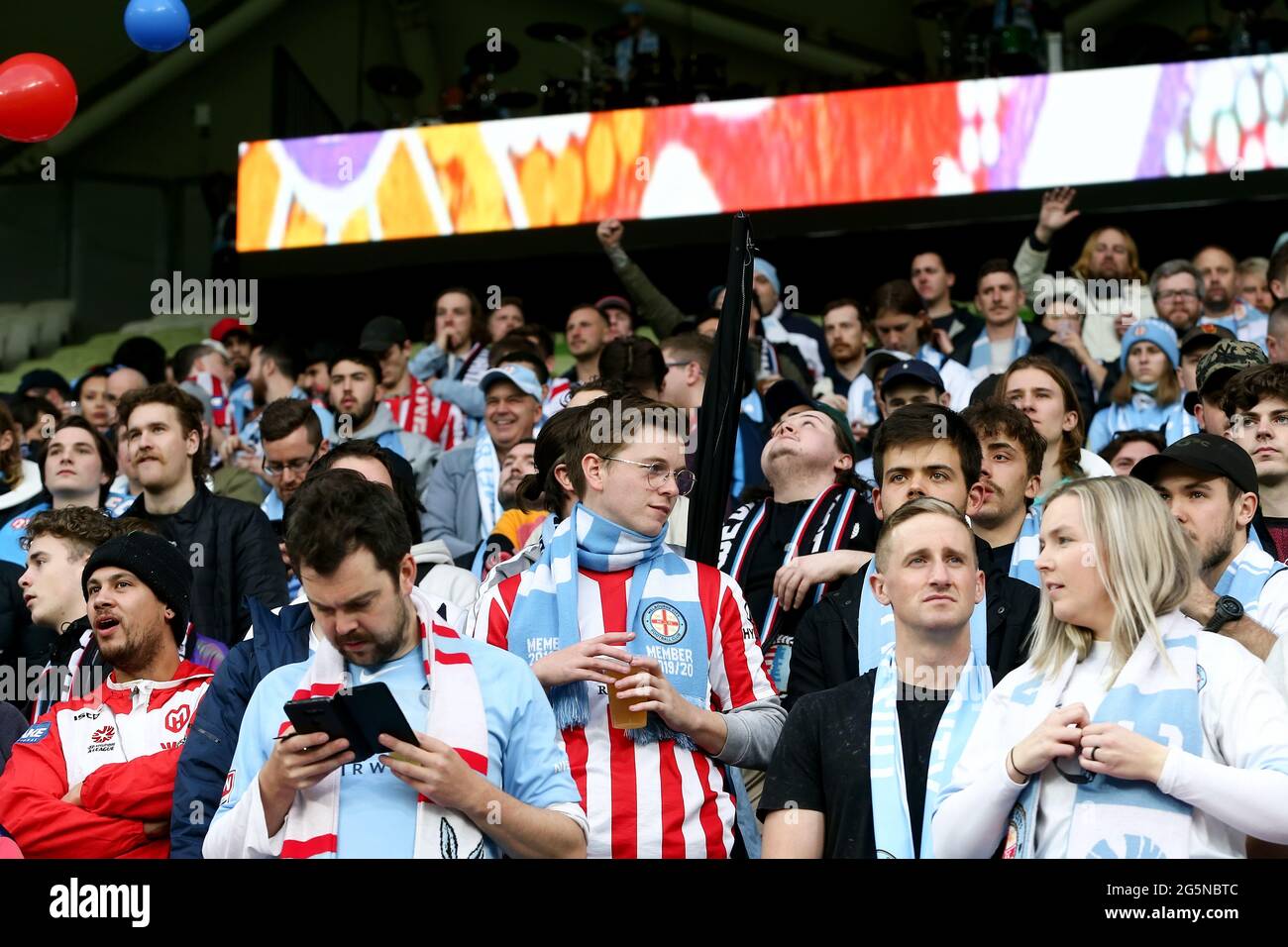 MELBOURNE, AUSTRALIEN - 27. JUNI: Fans vor dem A-League Grand-Final-Fußballspiel zwischen dem Melbourne City FC und dem Sydney FC am 27. Juni 2021 im AAMI Park in Melbourne, Australien. (Foto von Dave Hewison/Speed Media) Stockfoto