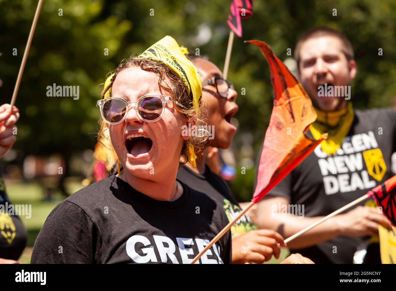 Washington, DC, USA, 28. Juni 2021. Im Bild: Demonstranten feuern andere an, die lange Wege für Klimaschutz und Arbeitsplätze zurückgelegt haben, als sie im Weißen Haus ankommen. Demonstranten sind junge Erwachsene, die Mitglieder der Sunrise Movement sind. Sie haben 3 Forderungen der Regierung Biden: Keine Klimakompromisse mit den Republikanern des Kongresses, ein Treffen mit der Sunrise-Bewegung und die Schaffung eines zivilen Naturschutzkorps. Kredit: Allison Bailey / Alamy Live Nachrichten Stockfoto