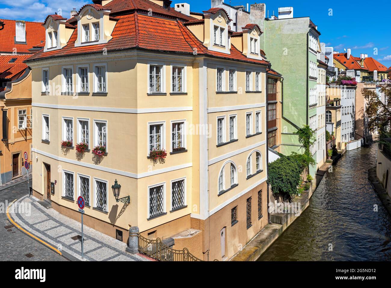 Bunte Häuser entlang des schmalen Kanals des Flusses Certovka im alten historischen Teil von Prag, Tschechische Republik. Stockfoto