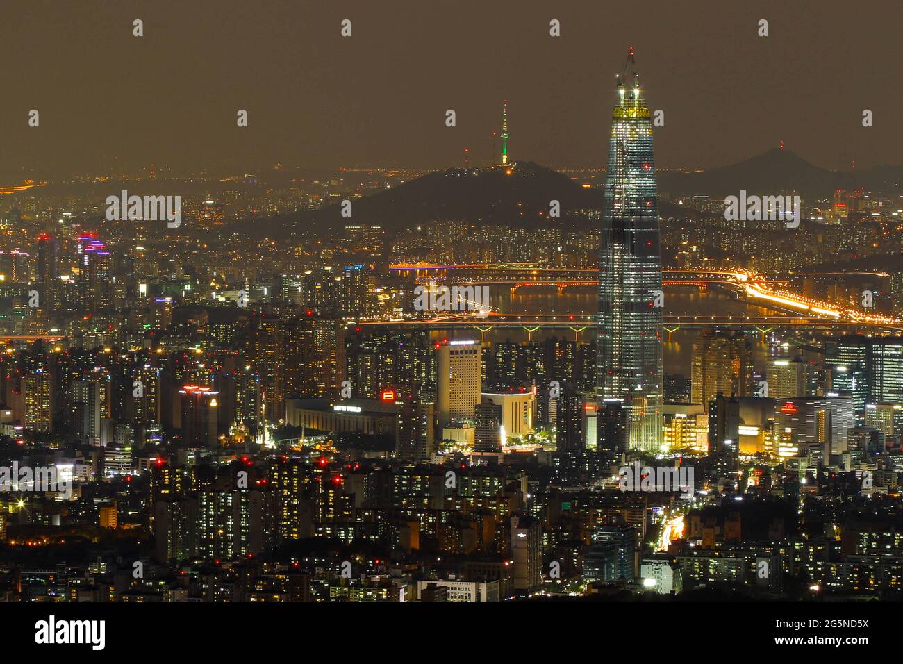 Nachtszene vom Lotte World Tower, Blick vom Namhan Sanseong Schloss. Der Lotte World Tower ist ein 123-stöckiges, 554.5 Meter (1,819 Fuß) großes Hochhaus, das am 17. März 2016 den Außenbau fertig gestellt hat. Am 22. Dezember 2015 wurde die endgültige 123. Etage des Gebäudes gekrönt. Es ist derzeit das höchste Gebäude der OECD und das fünfthöchste Gebäude der Welt. Stockfoto