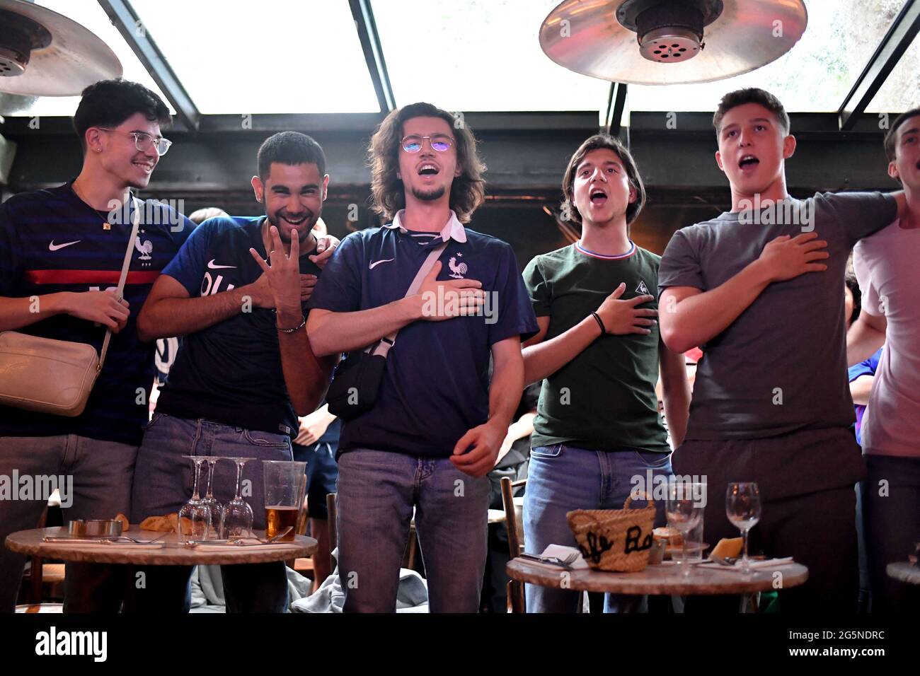 Paris, Frankreich. Juni 2021. Frankreichs Anhänger reagieren während der Übertragung der UEFA Euro 2020 Runde des Fußballspiels 16 zwischen Frankreich und der Schweiz in einer Bar am 28. Juni 2021 in Paris, Frankreich. Die Schweiz besiegte am Montag den Weltmeister Frankreich 5-4 mit Elfmeterschießen in den letzten 16 der Euro 2020, als Kylian Mbappe nach einem spannenden Unentschieden von 3-3 in Bukarest den entscheidenden Spot-Kick im Schießereien verpasste. Foto von Lionel Urman/ABACAPRESS.COM Quelle: Abaca Press/Alamy Live News Stockfoto
