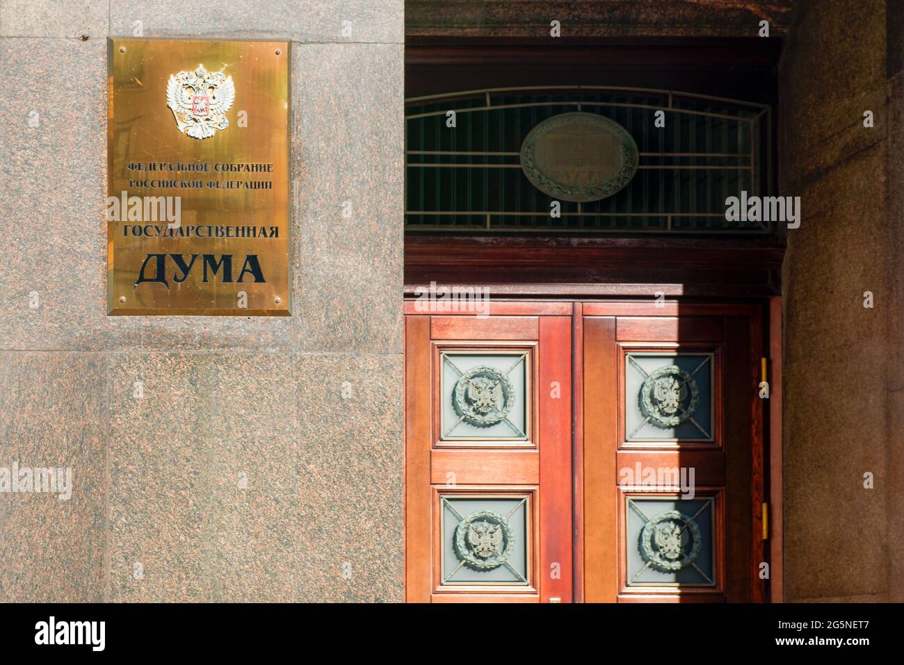 Moskau, Russland - 10. Mai 2021: Bau der Staatsduma der Russischen Föderation, Unterschrift Übersetzung: Staatsduma Stockfoto