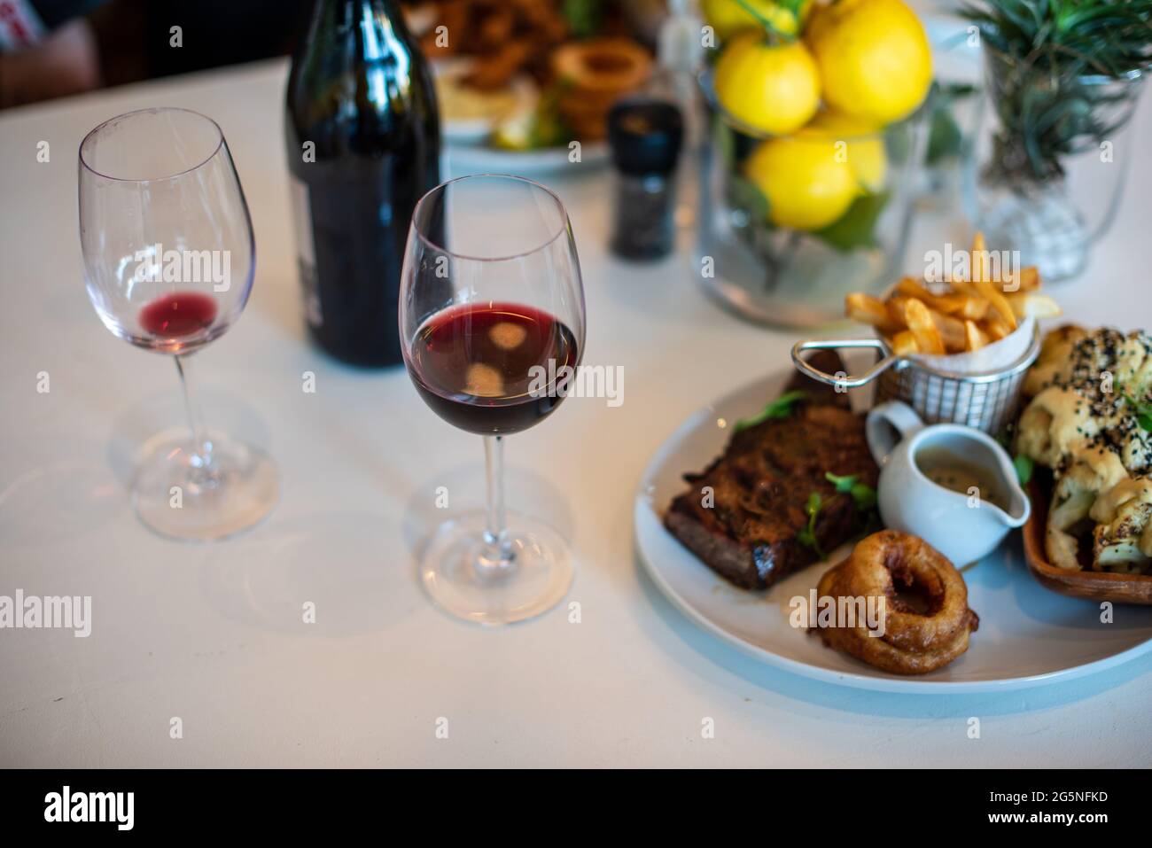 Wein und Essen auf dem Tisch aus einem Seitenwinkel Stockfoto
