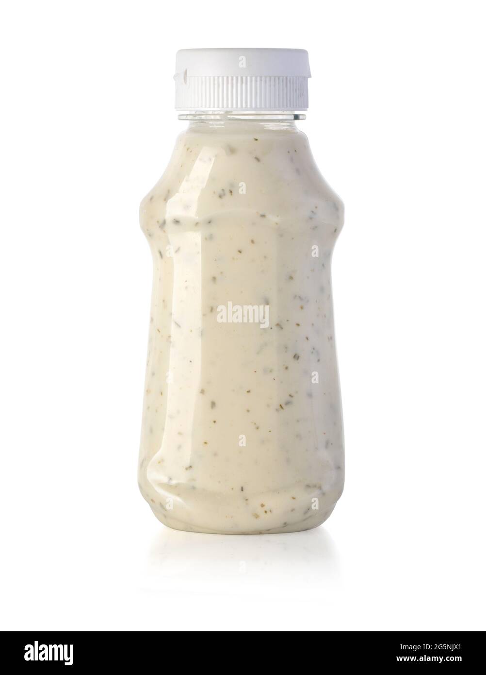 Grillsaucen in Plastikflaschen isoliert auf weiß mit Schneideweg Stockfoto