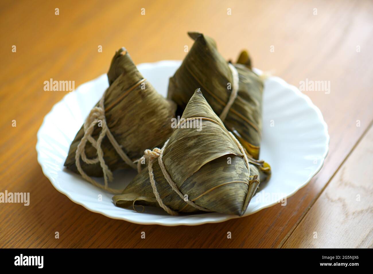 Nahaufnahme von Zongzi, Reisknödel für das traditionelle Drachenbootfest. Stockfoto