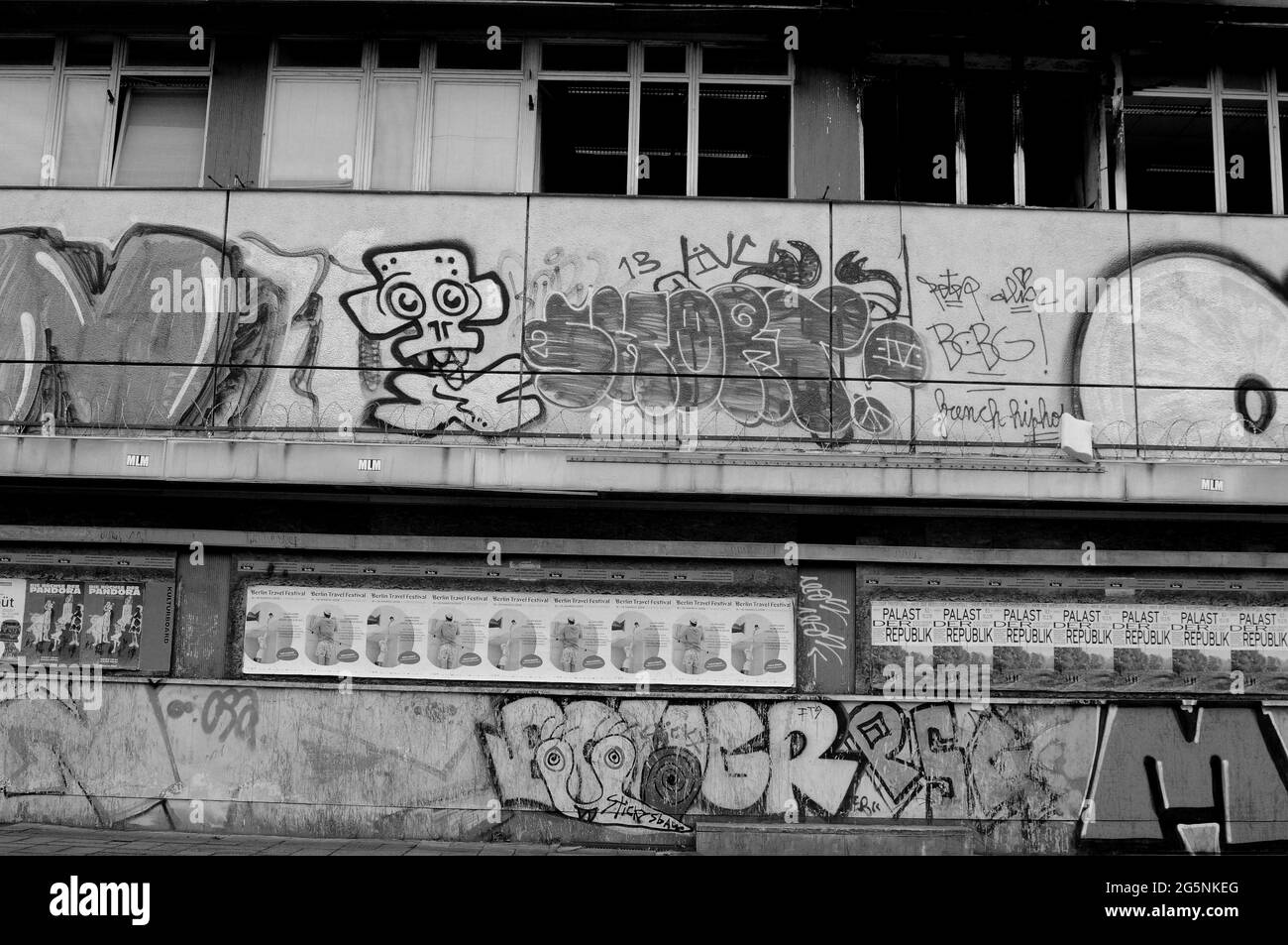 Berlin/Deutschland 07. März 2019 . Zerfallen Ost-Berlin Gebäude und Plakat auf Otto braun straße in der deutschen Hauptstadt in Berlin. (Foto..Francis J Stockfoto