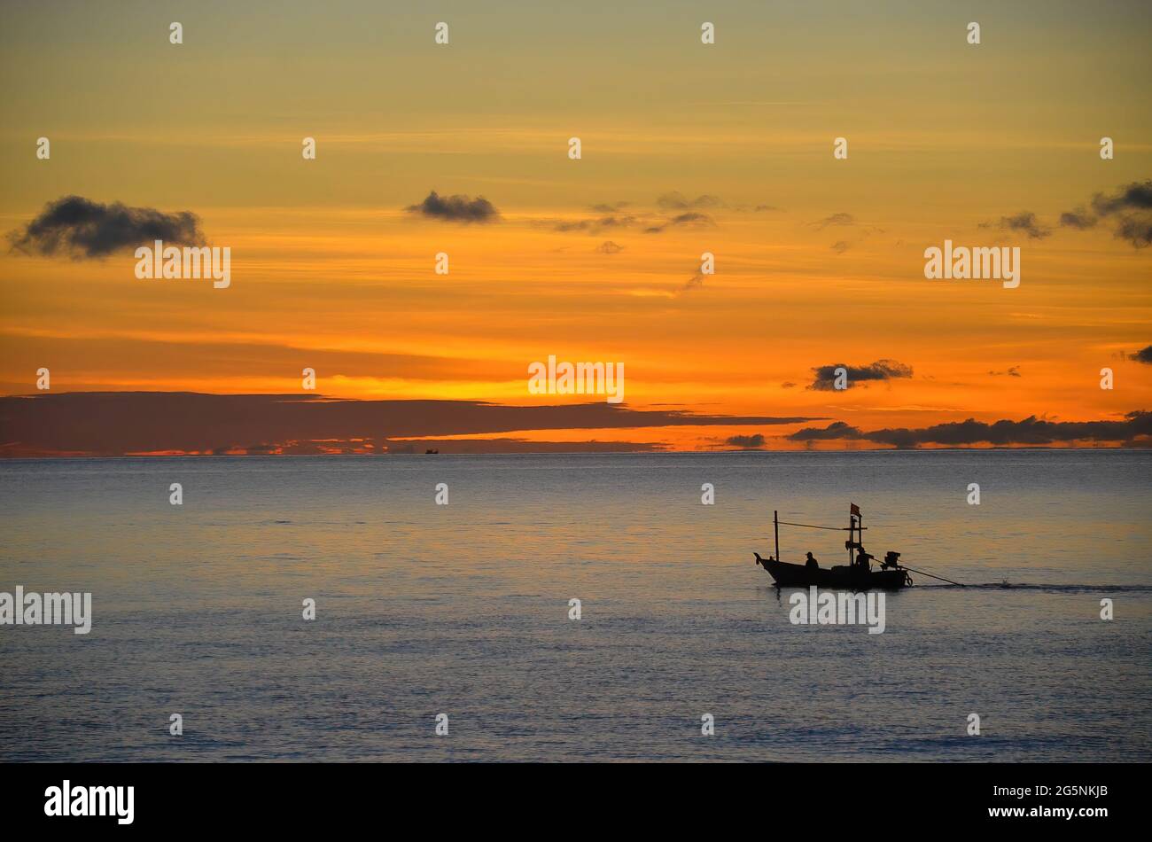 Farbenfrohe, orange Cirrostratus-trübe, tropische nautische Sonnenaufgangslandschaft mit einigen Cumulus-Wolken und Silhouetten von Fischerbooten. Mit pastellfarbenem Ozean w Stockfoto