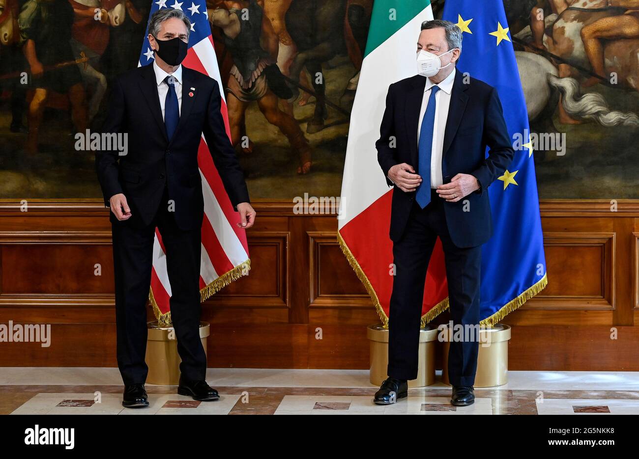 Rom, Italien. Juni 2021. Der italienische Premierminister Mario Draghi (R) und der US-Außenminister Anthony Blinken (L) werden bei einem Treffen im Palazzo Chigi in Rom gesehen. Kredit: SOPA Images Limited/Alamy Live Nachrichten Stockfoto