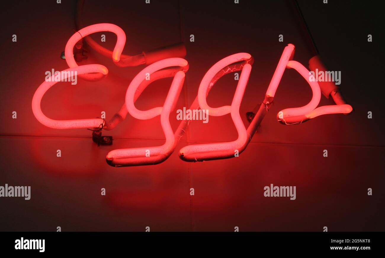 Neon Eggs Schild am Market Building Stockfoto