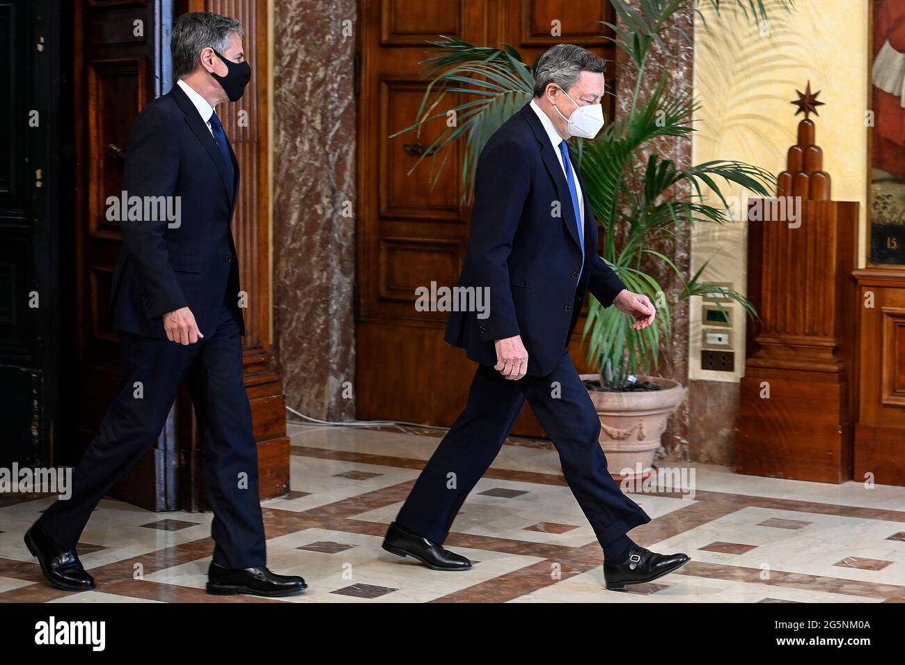 Rom, Italien. Juni 2021. Der italienische Premierminister Mario Draghi (R) und der US-Außenminister Anthony Blinken (L) werden bei einem Treffen im Palazzo Chigi in Rom gesehen. (Foto von Riccardo Antimiani/POOL/SOPA Images/Sipa USA) Quelle: SIPA USA/Alamy Live News Stockfoto