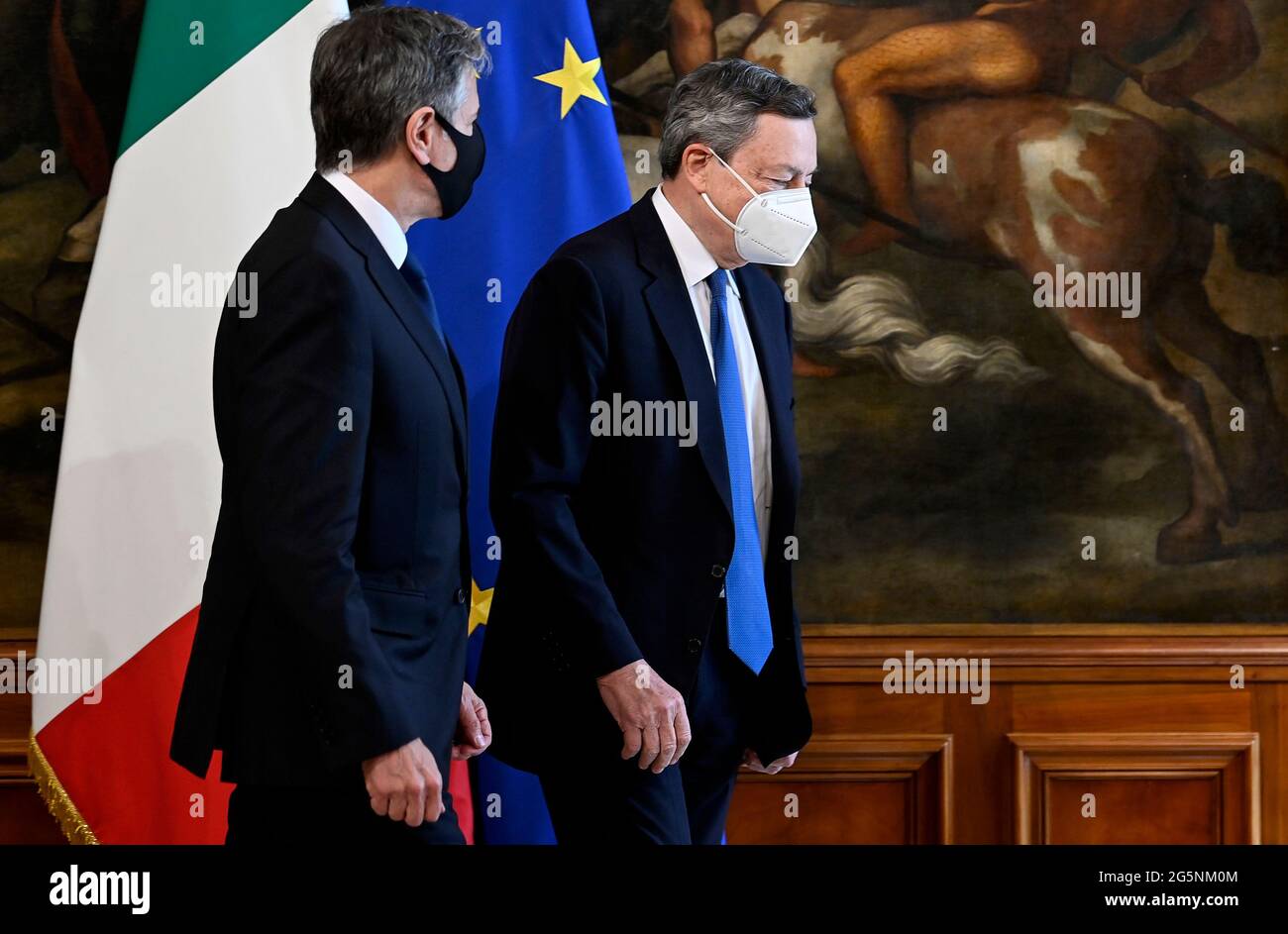 Rom, Italien. Juni 2021. Der italienische Premierminister Mario Draghi (R) und der US-Außenminister Anthony Blinken (L) werden bei einem Treffen im Palazzo Chigi in Rom gesehen. (Foto von Riccardo Antimiani/POOL/SOPA Images/Sipa USA) Quelle: SIPA USA/Alamy Live News Stockfoto