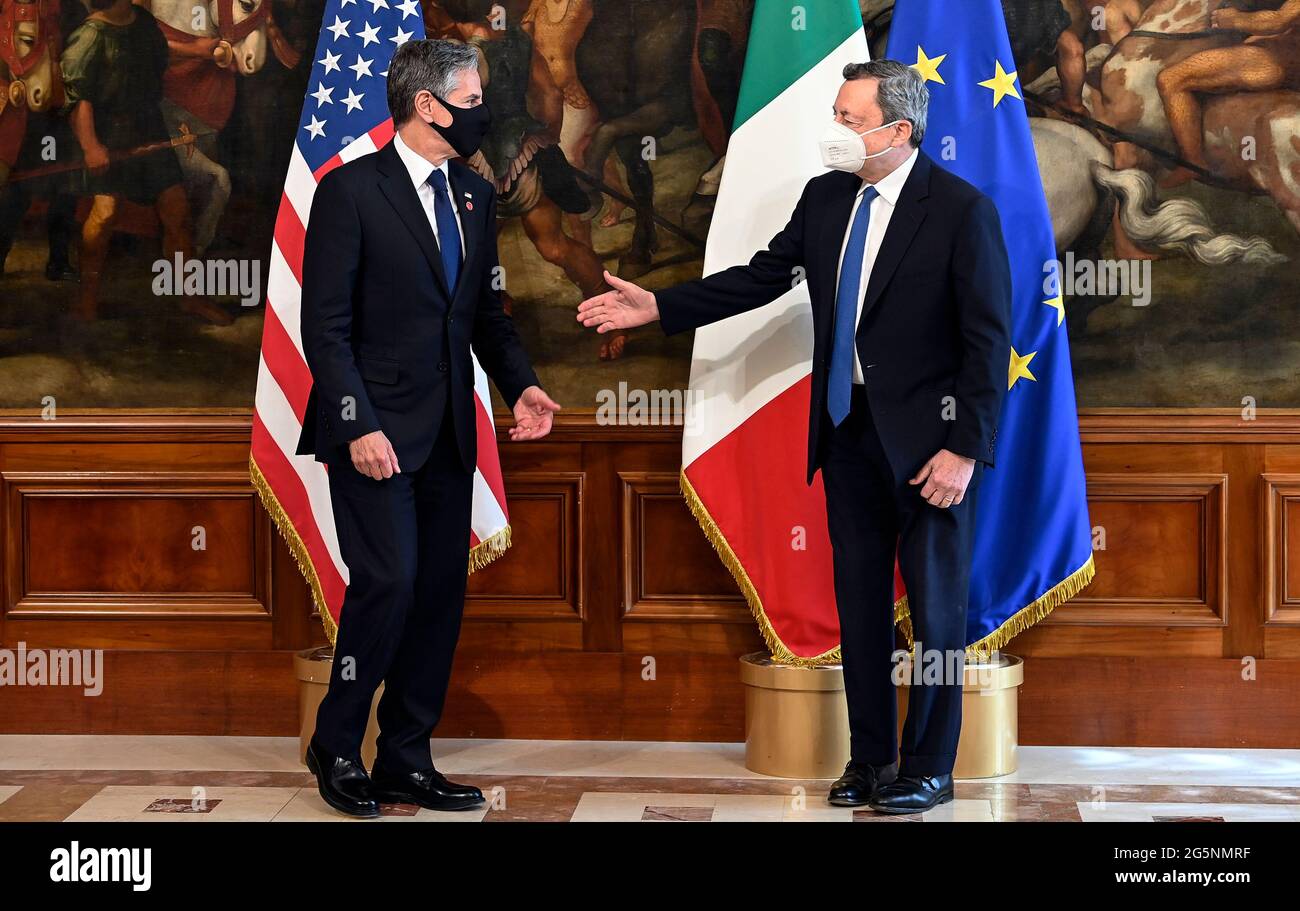 Rom, Italien. Juni 2021. Der italienische Premierminister Mario Draghi (R) und der US-Außenminister Anthony Blinken (L) werden bei einem Treffen im Palazzo Chigi in Rom gesehen. (Foto von Riccardo Antimiani/POOL/Fabrizio Corragetti//Sipa USA) Quelle: SIPA USA/Alamy Live News Stockfoto