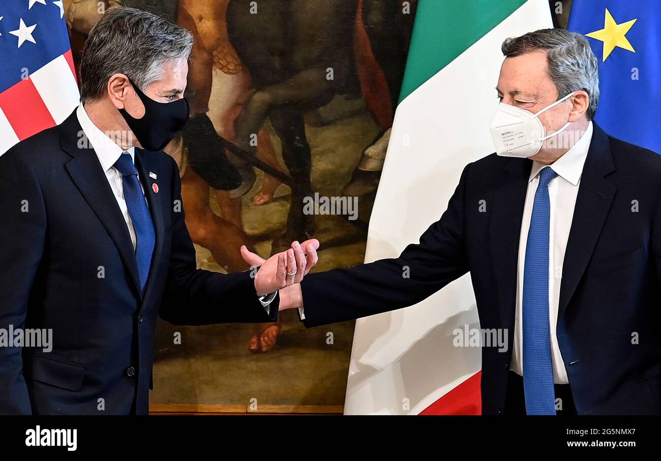 Rom, Italien. Juni 2021. Der italienische Premierminister Mario Draghi (R) und der US-Außenminister Anthony Blinken (L) werden bei einem Treffen im Palazzo Chigi in Rom gesehen. Kredit: SOPA Images Limited/Alamy Live Nachrichten Stockfoto