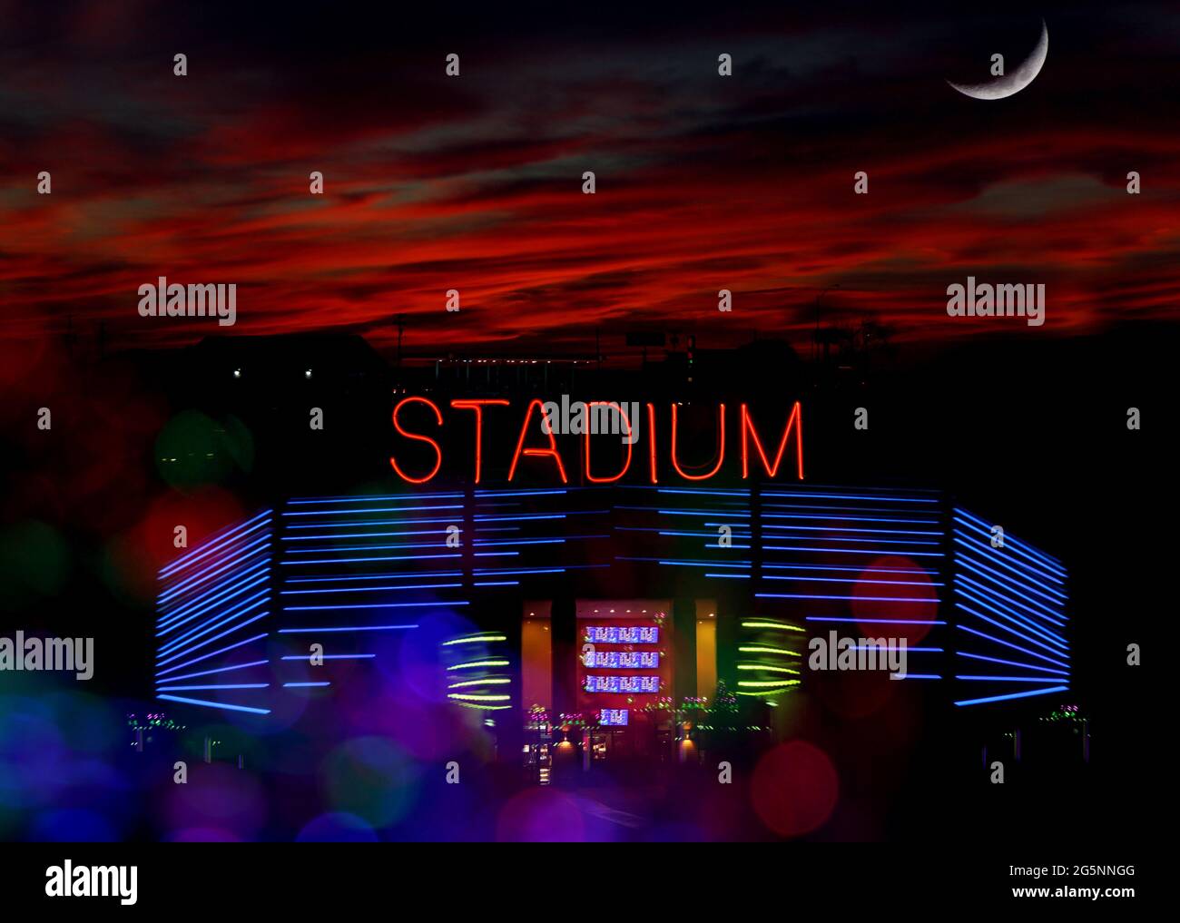 8 Foto-Composite, Lichter Streifen verwendet, um Stadion und reale Ticket-Kabine Fenster für realistische Wirkung hinzugefügt zu erstellen. Stockfoto