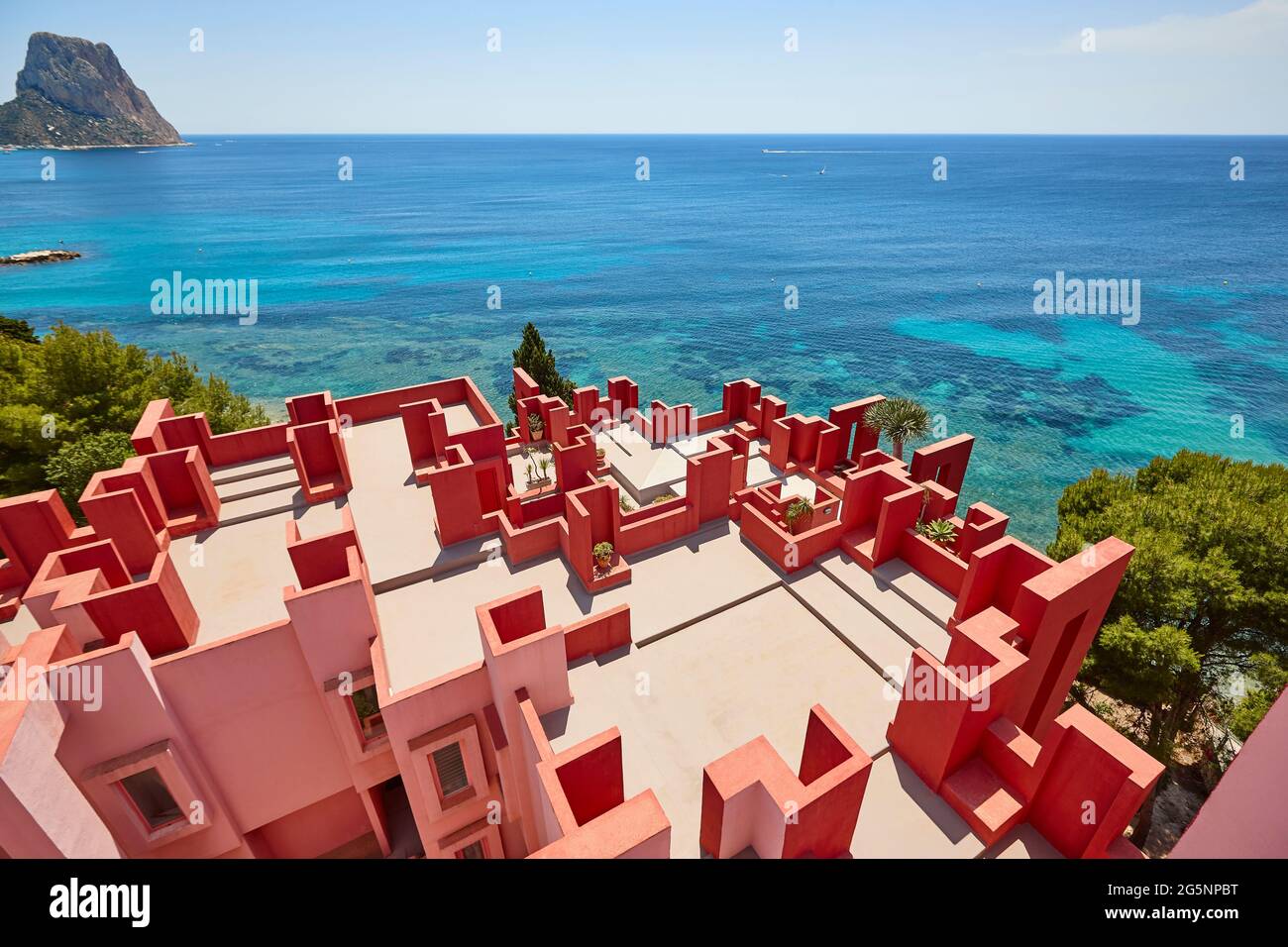 Geometrisches rotes Gebäudedesign. Die rote Mauer, La manzanera. Calpe, Spanien Stockfoto