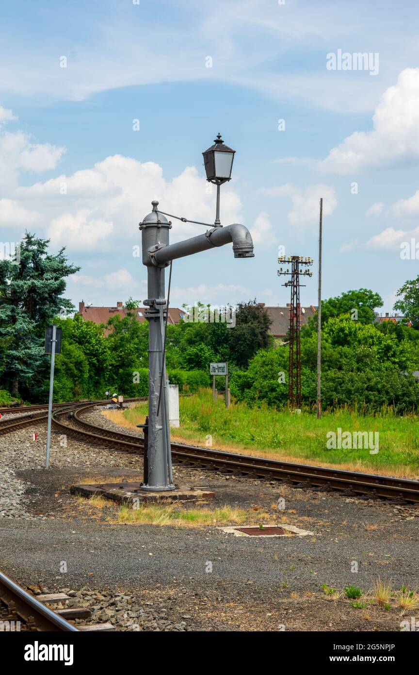 Wasserkran zum Befüllen von Dampflokomotiven am Vorstadtbahnhof Zittau - einer der letzten Schmalspurbahnhöfe in Germ Stockfoto