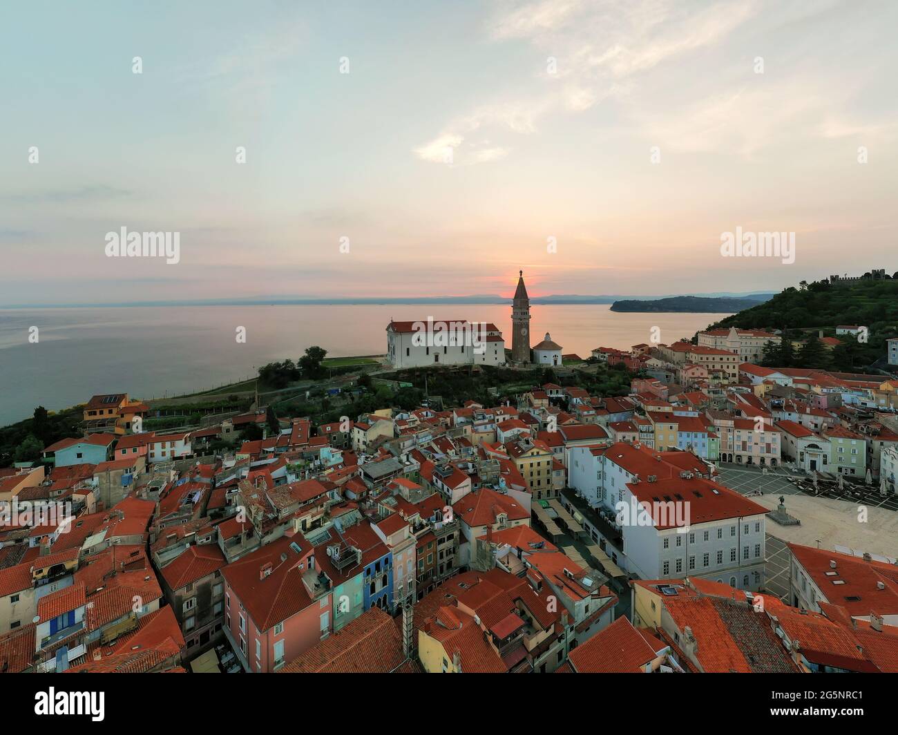 Panoramafoto über pirans Altstadt in Slowenien erstaunliche Morgenlichter auf dieser Halbinsel mit dem Campanile Glockenturm Zvonik, was das Wahrzeichen ist Stockfoto