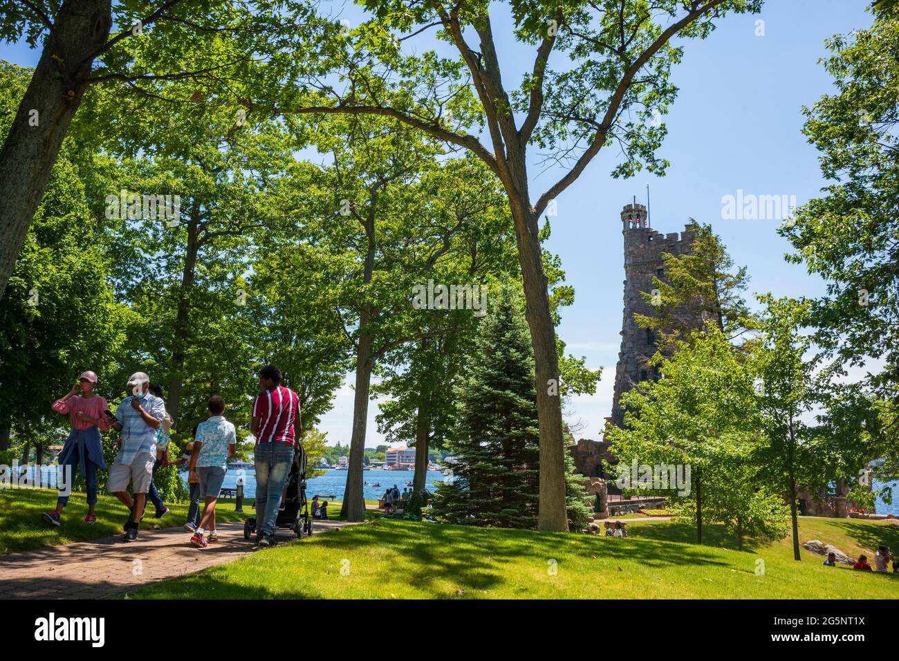 Alexandria Bay, NY/USA - 19. Juni 2021: Touristen erkunden Boldt Castle, ein wichtiges Wahrzeichen und Touristenattraktion, das sich auf der Thousand Island befindet Stockfoto