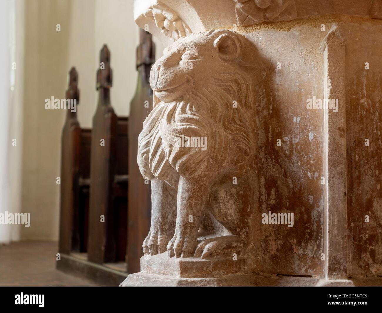 Detail der Bruisyard Kirche Schrift zeigt sitzende geschnitzte Löwen Stockfoto