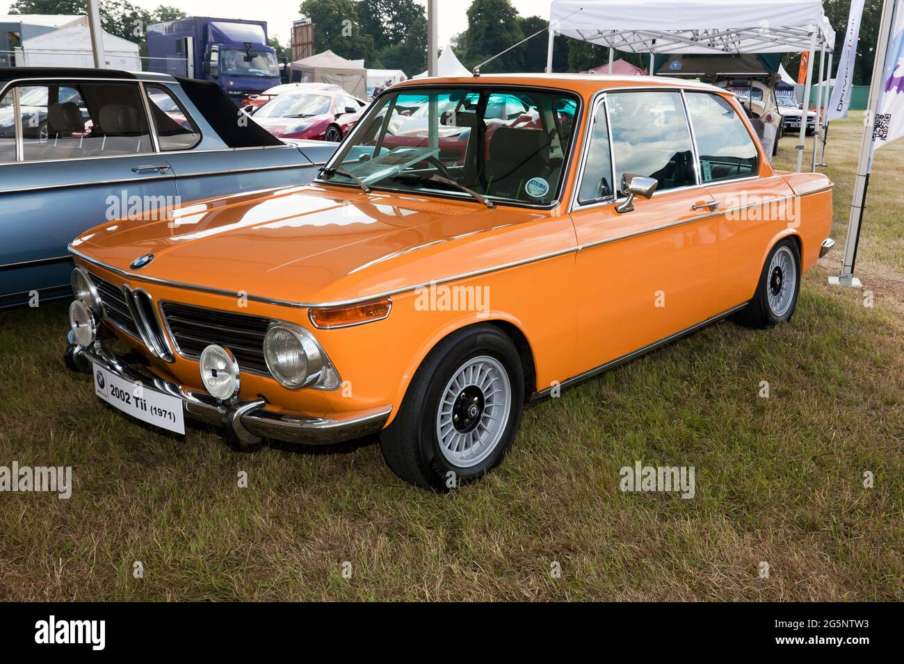 Dreiviertel Frontansicht eines Orange, 1973, BMW 2002 TII, auf dem Stand des BMW Car Club, der London Classic Car Show 2021 Stockfoto