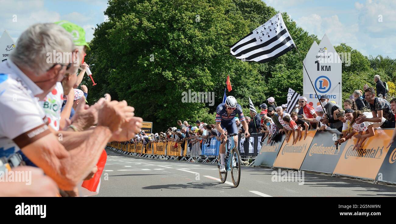 Mathieu van der Poel, Enkel von Raymond Poulidor, Poupou, ermutigt durch die Zuschauer im Côte de Mur de Bretagne, Sieger der zweiten Etappe der 108. Tour de France. Mur de Bretagne, Guerlédan, Frankreich am 27. Juni 2021. Foto von Roignant JM/ANDBZ/ABACAPRESS.COM Stockfoto